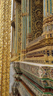 Bangkok, Tayland - 30.01.2024: Grand Palace, Hor Phra Monthian Dharma, The Temple of the Emerald Buddha, Phra Asada Maha Chedi