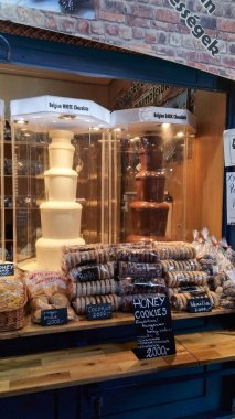 BUDAPEST, HUNGARY - 20 Ocak 2024: Budapeşte Büyük Pazar Salonu (Merkezi Pazar Salonu), 1897 yılında Budapeşte, Macaristan 'daki en büyük kapalı pazar bilyası.