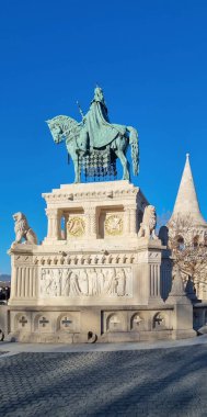 Budapeşte, Macaristan - 20 Ocak 2024: Aziz Stephen 'ın Binicilik Heykeli veya I. Stephen Kilisesi önünde Buda' nın Kale Bölgesi 'nin kalbinde yer alan Balıkçı Kalesi yakınlarındaki Matthias Kilisesi.