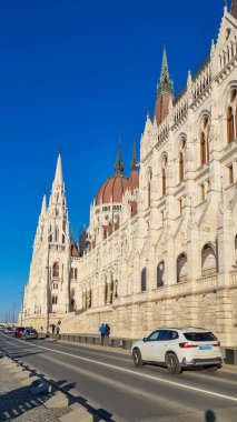 Güneşli bir günde Budapeşte Parlamentosu 'nun gotik mimari başyapıtı. Ünlü turistik mekan eğlencesi. Budapeşte 'ye seyahat kavramı