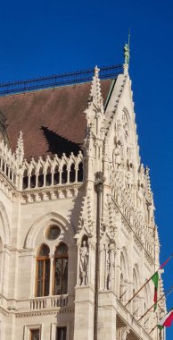 Güneşli bir günde Budapeşte Parlamentosu 'nun gotik mimari başyapıtı. Ünlü turistik mekan eğlencesi. Budapeşte 'ye seyahat kavramı