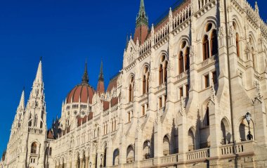 Güneşli bir günde Budapeşte Parlamentosu 'nun gotik mimari başyapıtı. Ünlü turistik mekan eğlencesi. Budapeşte 'ye seyahat kavramı