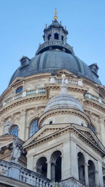 Eski kilise, Doğu Avrupa 'da tarihi bir kasabada katedral. Macaristan 'ın Budapeşte kentindeki Aziz Stephen Bazilikası' nın önündeki şehir meydanında gün doğumu