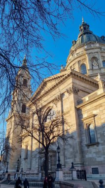 Eski kilise, Doğu Avrupa 'da tarihi bir kasabada katedral. Macaristan 'ın Budapeşte kentindeki Aziz Stephen Bazilikası' nın önündeki şehir meydanında gün doğumu