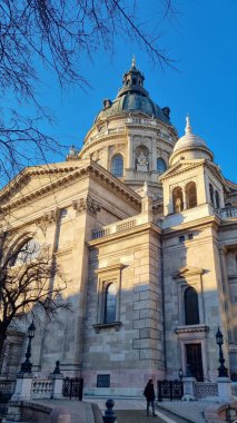 Eski kilise, Doğu Avrupa 'da tarihi bir kasabada katedral. Macaristan 'ın Budapeşte kentindeki Aziz Stephen Bazilikası' nın önündeki şehir meydanında gün doğumu
