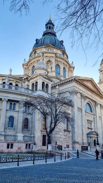 Eski kilise, Doğu Avrupa 'da tarihi bir kasabada katedral. Macaristan 'ın Budapeşte kentindeki Aziz Stephen Bazilikası' nın önündeki şehir meydanında gün doğumu