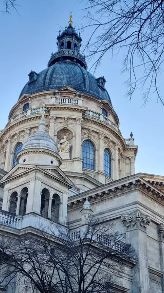 Eski kilise, Doğu Avrupa 'da tarihi bir kasabada katedral. Macaristan 'ın Budapeşte kentindeki Aziz Stephen Bazilikası' nın önündeki şehir meydanında gün doğumu