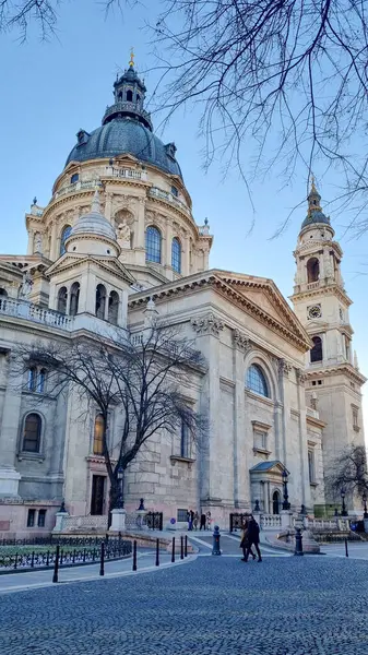Eski kilise, Doğu Avrupa 'da tarihi bir kasabada katedral. Macaristan 'ın Budapeşte kentindeki Aziz Stephen Bazilikası' nın önündeki şehir meydanında gün doğumu