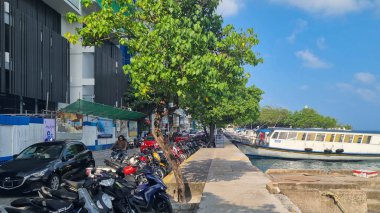 Maldivler - 25.01.2024: Mavi gökyüzü ve tekneden açık deniz manzaralı erkek şehir