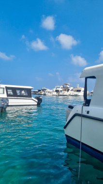 Mavi sonsuz denizde motorlu tekne, Erkek Şehri, Maldivler.