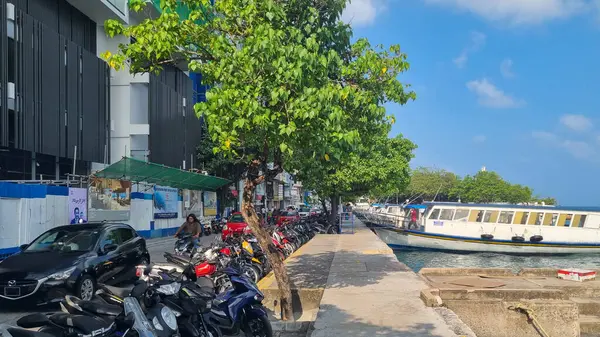 Maldivler - 25.01.2024: Mavi gökyüzü ve tekneden açık deniz manzaralı erkek şehir