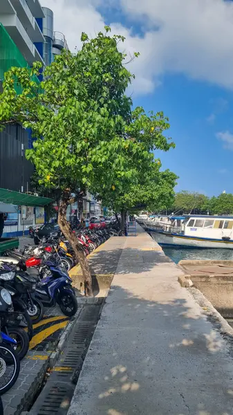 Maldivler - 25.01.2024: Mavi gökyüzü ve tekneden açık deniz manzaralı erkek şehir