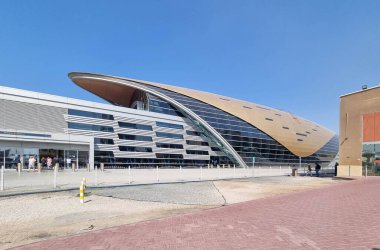 Dubai metro istasyonunun gelecekteki binası ve Dubai Marina, Birleşik Arap Emirlikleri 'nin arkasındaki lüks gökdelenler.
