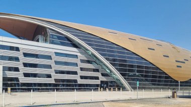 Dubai metro istasyonunun gelecekteki binası ve Dubai Marina, Birleşik Arap Emirlikleri 'nin arkasındaki lüks gökdelenler.