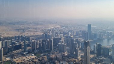 DUBAI, BAE - 22 Ocak 2024: Dubai, Dubai Gökyüzü Kazıyıcıları Üst Burj Halife Gözlem güvertesinden.