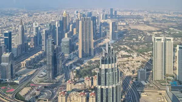 DUBAI, BAE - 22 Ocak 2024: Dubai, Dubai Gökyüzü Kazıyıcıları Üst Burj Halife Gözlem güvertesinden.