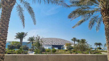 Louvre, lütfen. : ünlü Fransız mimar Jean Nouvel müzesi - yeni müzenin panoramik manzarası. Abu Dabi, Birleşik Arap Emirlikleri - Ocak 2024