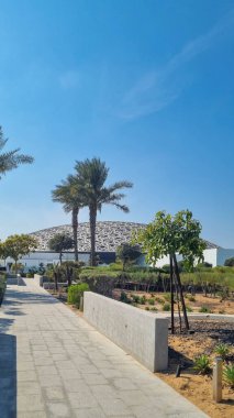 Louvre, lütfen. : ünlü Fransız mimar Jean Nouvel müzesi - yeni müzenin panoramik manzarası. Abu Dabi, Birleşik Arap Emirlikleri - Ocak 2024
