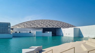 Louvre, lütfen. : ünlü Fransız mimar Jean Nouvel müzesi - yeni müzenin panoramik manzarası. Abu Dabi, Birleşik Arap Emirlikleri - Ocak 2024