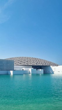 Louvre, lütfen. : ünlü Fransız mimar Jean Nouvel müzesi - yeni müzenin panoramik manzarası. Abu Dabi, Birleşik Arap Emirlikleri - Ocak 2024