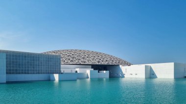 Louvre, lütfen. : ünlü Fransız mimar Jean Nouvel müzesi - yeni müzenin panoramik manzarası. Abu Dabi, Birleşik Arap Emirlikleri - Ocak 2024