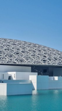 Louvre, lütfen. : ünlü Fransız mimar Jean Nouvel müzesi - yeni müzenin panoramik manzarası. Abu Dabi, Birleşik Arap Emirlikleri - Ocak 2024