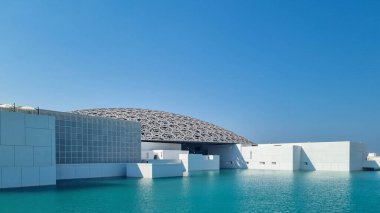 Louvre, lütfen. : ünlü Fransız mimar Jean Nouvel müzesi - yeni müzenin panoramik manzarası. Abu Dabi, Birleşik Arap Emirlikleri - Ocak 2024