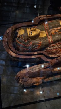 23 Ocak 2024, Louvre Müzesi Abu Dabi, BAE: Eski Mısır 'dan süslenmiş lahit altın bir maske sergileniyor, karmaşık hiyeroglifler.