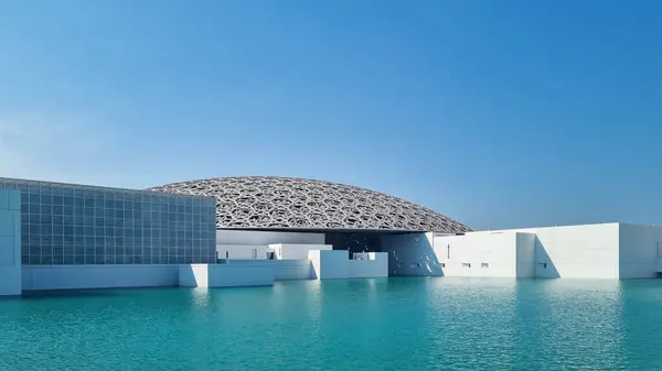 Louvre, lütfen. : ünlü Fransız mimar Jean Nouvel müzesi - yeni müzenin panoramik manzarası. Abu Dabi, Birleşik Arap Emirlikleri - Ocak 2024