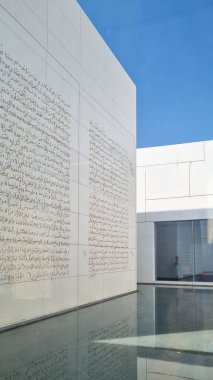 Louvre, lütfen. : ünlü Fransız mimar Jean Nouvel müzesi - yeni müzenin panoramik manzarası. Abu Dabi, Birleşik Arap Emirlikleri - Ocak 2024