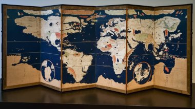23 Ocak 2024, Louvre Müzesi Abu Dabi, BAE: Kıtaları, okyanusları ve adaları gösteren antik Japon haritası