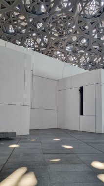 Abu Dabi, BAE - 23 Ocak 2024: Louvre Abu Dabi sanat ve medeniyet müzesinin gümüş kubbesi, Arapça mimarinin ayırt edici bir özelliği olan cupola 'dan esinlenilmiştir. Kubbe 75,000 ton ağırlığında..