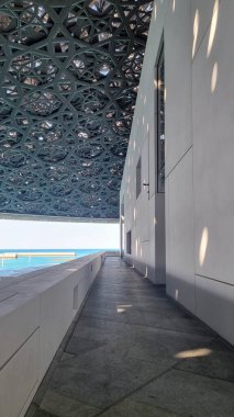 Abu Dabi, BAE - 23 Ocak 2024: Louvre Abu Dabi sanat ve medeniyet müzesinin gümüş kubbesi, Arapça mimarinin ayırt edici bir özelliği olan cupola 'dan esinlenilmiştir. Kubbe 75,000 ton ağırlığında..