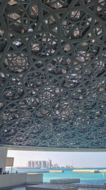 Abu Dabi, BAE - 23 Ocak 2024: Louvre Abu Dabi sanat ve medeniyet müzesinin gümüş kubbesi, Arapça mimarinin ayırt edici bir özelliği olan cupola 'dan esinlenilmiştir. Kubbe 75,000 ton ağırlığında..
