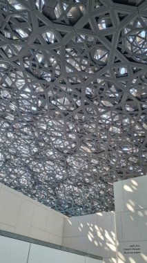 Abu Dabi, BAE - 23 Ocak 2024: Louvre, Kubbe 'nin iç kesimi Abu Dabi, BAE' deki müze binalarının üzerinde dallar şeklinde. Yüksek kalite fotoğraf
