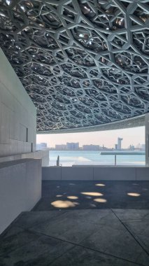 Abu Dabi, BAE - 23 Ocak 2024: Louvre Abu Dabi sanat ve medeniyet müzesinin gümüş kubbesi, Arapça mimarinin ayırt edici bir özelliği olan cupola 'dan esinlenilmiştir. Kubbe 75,000 ton ağırlığında..