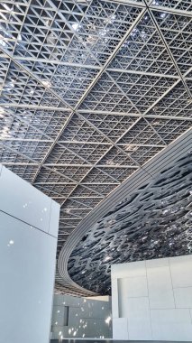 Abu Dabi, BAE - 23 Ocak 2024: Louvre Abu Dabi sanat ve medeniyet müzesinin gümüş kubbesi, Arapça mimarinin ayırt edici bir özelliği olan cupola 'dan esinlenilmiştir. Kubbe 75,000 ton ağırlığında..