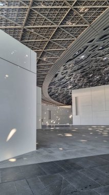 Abu Dabi, BAE - 23 Ocak 2024: Louvre Abu Dabi sanat ve medeniyet müzesinin gümüş kubbesi, Arapça mimarinin ayırt edici bir özelliği olan cupola 'dan esinlenilmiştir. Kubbe 75,000 ton ağırlığında..