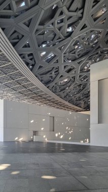 Abu Dabi, BAE - 23 Ocak 2024: Louvre Abu Dabi sanat ve medeniyet müzesinin gümüş kubbesi, Arapça mimarinin ayırt edici bir özelliği olan cupola 'dan esinlenilmiştir. Kubbe 75,000 ton ağırlığında..