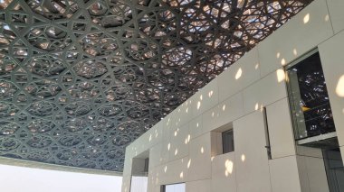 Abu Dabi, BAE - 23 Ocak 2024: Louvre Abu Dabi sanat ve medeniyet müzesinin gümüş kubbesi, Arapça mimarinin ayırt edici bir özelliği olan cupola 'dan esinlenilmiştir. Kubbe 75,000 ton ağırlığında..
