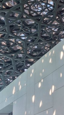Abu Dabi, BAE - 23 Ocak 2024: Louvre Abu Dabi sanat ve medeniyet müzesinin gümüş kubbesi, Arapça mimarinin ayırt edici bir özelliği olan cupola 'dan esinlenilmiştir. Kubbe 75,000 ton ağırlığında..