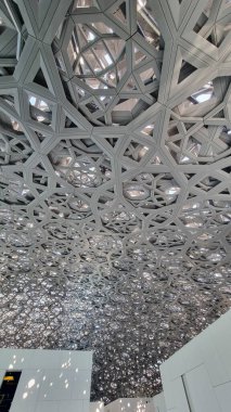 Abu Dabi, BAE - 23 Ocak 2024: Louvre, Kubbe 'nin iç kesimi Abu Dabi, BAE' deki müze binalarının üzerinde dallar şeklinde. Yüksek kalite fotoğraf