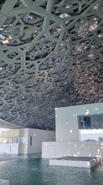 Abu Dabi, BAE - 23 Ocak 2024: Louvre Abu Dabi sanat ve medeniyet müzesinin gümüş kubbesi, Arapça mimarinin ayırt edici bir özelliği olan cupola 'dan esinlenilmiştir. Kubbe 75,000 ton ağırlığında..
