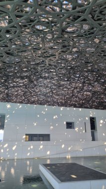 Abu Dabi, BAE - 23 Ocak 2024: Louvre Abu Dabi sanat ve medeniyet müzesinin gümüş kubbesi, Arapça mimarinin ayırt edici bir özelliği olan cupola 'dan esinlenilmiştir. Kubbe 75,000 ton ağırlığında..