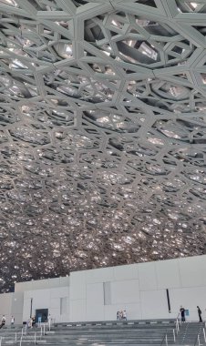 Abu Dabi, BAE - 23 Ocak 2024: Louvre Abu Dabi sanat ve medeniyet müzesinin gümüş kubbesi, Arapça mimarinin ayırt edici bir özelliği olan cupola 'dan esinlenilmiştir. Kubbe 75,000 ton ağırlığında..