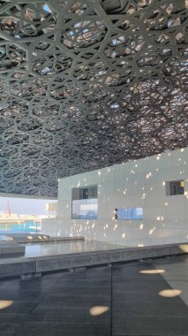 Abu Dabi, BAE - 23 Ocak 2024: Louvre Abu Dabi sanat ve medeniyet müzesinin gümüş kubbesi, Arapça mimarinin ayırt edici bir özelliği olan cupola 'dan esinlenilmiştir. Kubbe 75,000 ton ağırlığında..