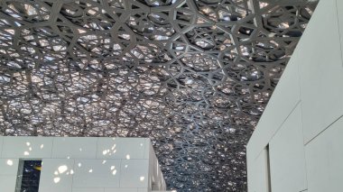 Abu Dabi, BAE - 23 Ocak 2024: Louvre Abu Dabi sanat ve medeniyet müzesinin gümüş kubbesi, Arapça mimarinin ayırt edici bir özelliği olan cupola 'dan esinlenilmiştir. Kubbe 75,000 ton ağırlığında..