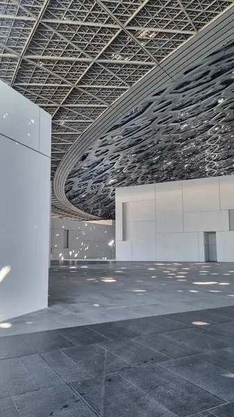 Abu Dabi, BAE - 23 Ocak 2024: Louvre Abu Dabi sanat ve medeniyet müzesinin gümüş kubbesi, Arapça mimarinin ayırt edici bir özelliği olan cupola 'dan esinlenilmiştir. Kubbe 75,000 ton ağırlığında..