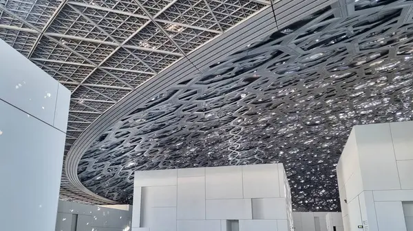 Abu Dabi, BAE - 23 Ocak 2024: Louvre Abu Dabi sanat ve medeniyet müzesinin gümüş kubbesi, Arapça mimarinin ayırt edici bir özelliği olan cupola 'dan esinlenilmiştir. Kubbe 75,000 ton ağırlığında..