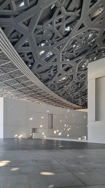 Abu Dabi, BAE - 23 Ocak 2024: Louvre Abu Dabi sanat ve medeniyet müzesinin gümüş kubbesi, Arapça mimarinin ayırt edici bir özelliği olan cupola 'dan esinlenilmiştir. Kubbe 75,000 ton ağırlığında..